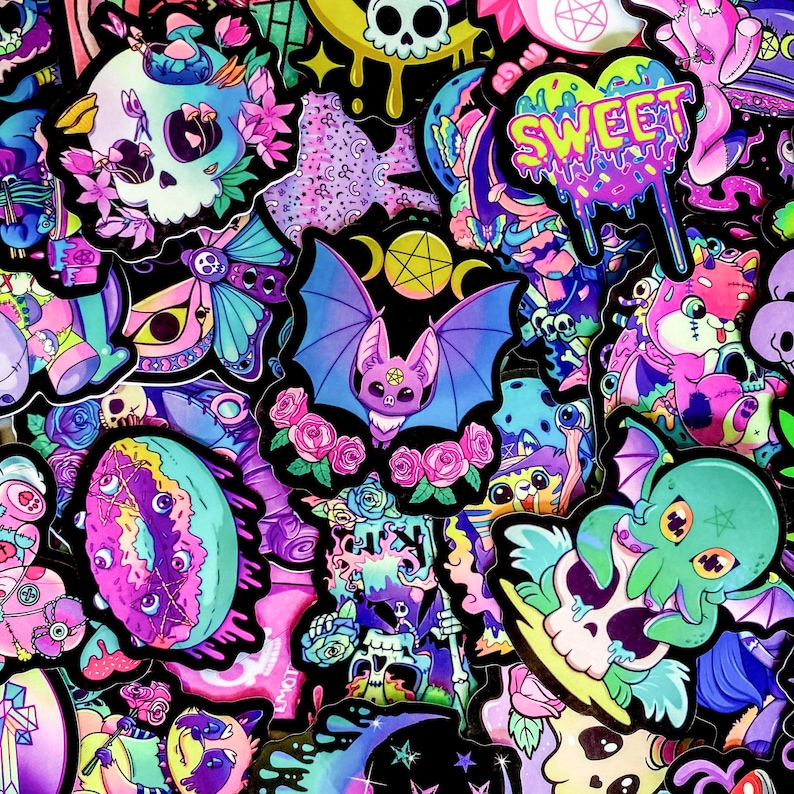 Pode incluir: Uma cole&ccedil;&atilde;o vibrante de autocolantes com v&aacute;rios desenhos. Os autocolantes apresentam caveiras, morcegos e outras criaturas fant&aacute;sticas, numa paleta de rosa, roxo, azul e verde. A palavra "SWEET" tamb&eacute;m &eacute; vis&iacute;vel.