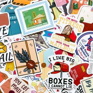 Könnte beinhalten: Eine Sammlung bunter Aufkleber mit Postmotiven. Designs umfassen eine Briefmarke mit einem Haus, einen roten Briefkasten und Sätze wie "I'm into fitness" und "Boxes I cannot lie".