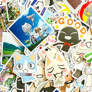 Puede incluir: Una colección de pegatinas coloridas con personajes de dibujos animados. Las pegatinas incluyen imágenes de gatos, perros y otras figuras caprichosas. Algunas pegatinas tienen el texto "GOOD". Las pegatinas son de varias formas y tamaños.