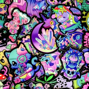 Pode incluir: Uma cole&ccedil;&atilde;o de autocolantes coloridos com v&aacute;rios designs. Os autocolantes apresentam personagens de desenhos animados, incluindo um unic&oacute;rnio, um gato e um coelho, juntamente com cristais, luas e outros elementos de fantasia. Os autocolantes s&atilde;o em tons de rosa, azul, roxo e verde.