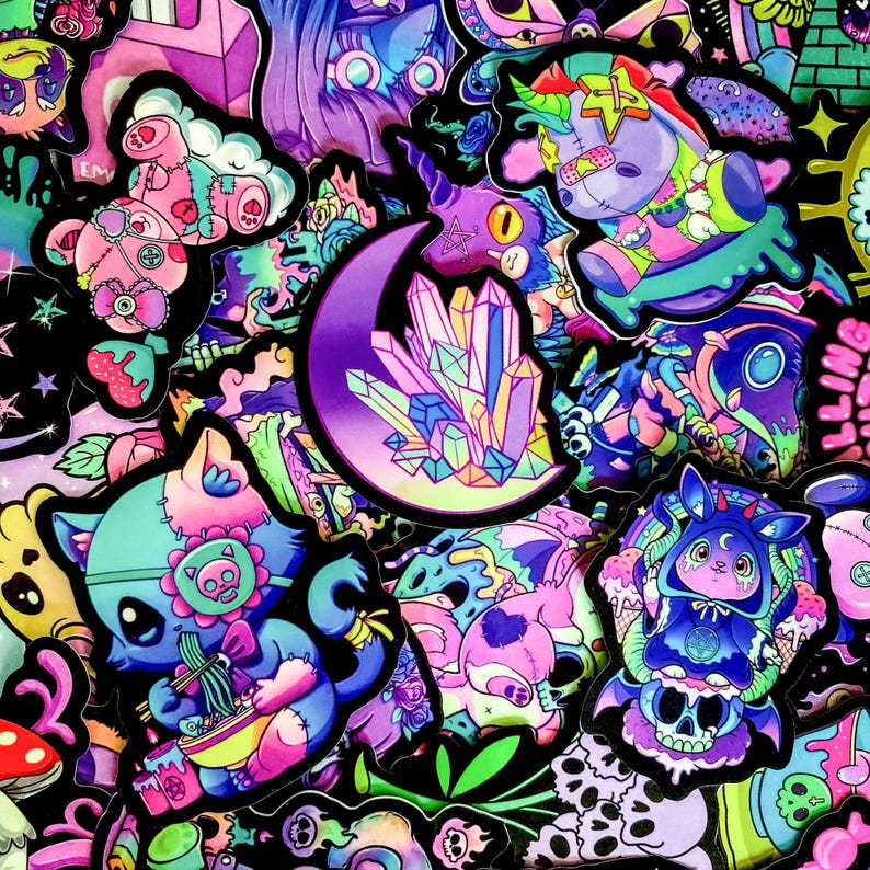 Pode incluir: Uma cole&ccedil;&atilde;o de autocolantes coloridos com v&aacute;rios designs. Os autocolantes apresentam personagens de desenhos animados, incluindo um unic&oacute;rnio, um gato e um coelho, juntamente com cristais, luas e outros elementos de fantasia. Os autocolantes s&atilde;o em tons de rosa, azul, roxo e verde.