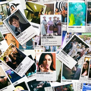 Könnte beinhalten: Eine Sammlung von Filmplakaten, darunter "Sherlock 2010", "Little Women 2019" und "Jennifer's Body 2009". Die Plakate sind weiß mit Bildern und Text, die Schauspieler und Filmtitel zeigen. Das Thema ist Kino und Filmerinnerungen.