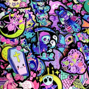 Pode incluir: Uma vibrante variedade de autocolantes com tema g&oacute;tico. Os autocolantes apresentam v&aacute;rios desenhos, incluindo um ceifeiro, morcegos, aranhas, caix&otilde;es e elementos florais. A paleta de cores inclui tons de rosa, roxo, azul e verde, criando uma cole&ccedil;&atilde;o visualmente marcante.