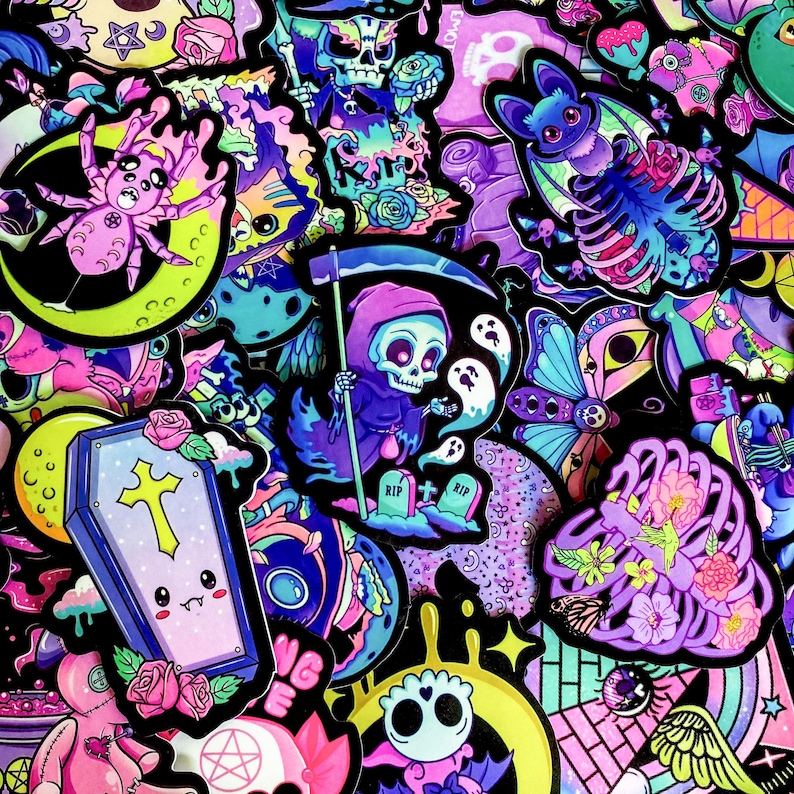 Pode incluir: Uma vibrante variedade de autocolantes com tema g&oacute;tico. Os autocolantes apresentam v&aacute;rios desenhos, incluindo um ceifeiro, morcegos, aranhas, caix&otilde;es e elementos florais. A paleta de cores inclui tons de rosa, roxo, azul e verde, criando uma cole&ccedil;&atilde;o visualmente marcante.