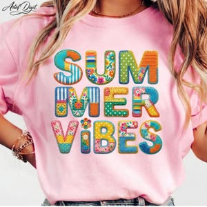 Peut inclure: T-shirt rose avec l'inscription "SUMMER VIBES" en lettres colorées de style patchwork. Les lettres présentent des motifs floraux, rayés et à pois. Le t-shirt a des manches courtes et un col rond.