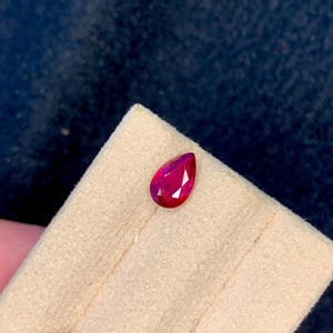 Pigeon Blood Red Ruby 1.03 CT / Certificado GFCO / Sin calor Mozambique