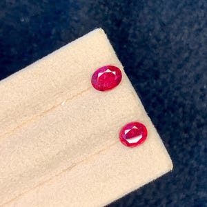 Rubíes rojo sangre de paloma de 0,93 y 0,85 ct / Certificados por GFCO / Sin tratamiento térmico Mozambique