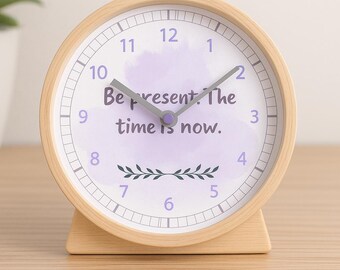 Afdrukbare wijzerplaat met motiverende quote: 'Be Present', pastelkleurige lavendel, pdf-bestand met wijzerplaat van 10 cm