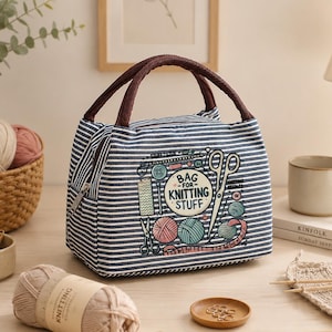 Op de afbeelding: Een blauw-wit gestreepte tas met bruine handvatten, met een rits en een afbeelding van brei-gereedschap en garen. De tas leest "Bag for Knitting Stuff". Een bol garen en breinaalden liggen op de tafel.