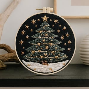 Christmas Tree Embroidery Kit for Beginnners – DIY Hand Embroidery Set with Hoop, Festive Holiday Stitching Kit for Beginners and Adults