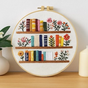 Plattstich Stickpackung mit Bücherregal und Blumen – DIY Modern Stickrahmen Set für Wohnkultur und entspannende Handarbeiten