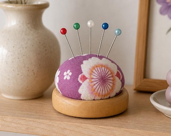 Puntaspilli in tessuto floreale, accessorio da cucito con base, grazioso oggetto decorativo per la stanza dei lavori creativi, idea regalo