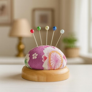 Compact Floral Pincushion – 6.5 cm / 2.6 in – Dome Pin Holder for Sewing, Quilting & Embroidery