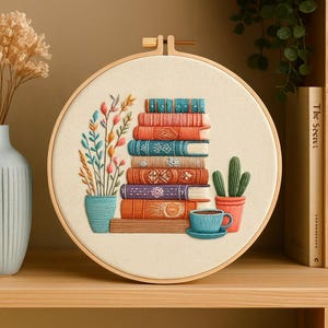 Moderne Stickerei Kit für Anfänger, Satinstich Kit, gemütliches Bücherregal Handstickerei Muster mit Pflanzen und Tasse, DIY Handarbeiten