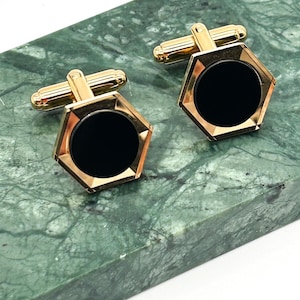Gemelos hexagonales de cristal negro en tono dorado vintage para hombre, estilo retro elegante y formal.