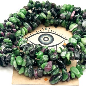 Collar largo de piedra natural con rubí engastado en zoisita.