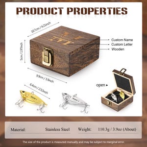 May include: A wooden box with a gold clasp, containing fishing lures. The box is 10.7 cm long and 5 cm high. Two lures are shown, one gold and one silver, with the text "Name 1" and "Name 2" on them. The product is made of stainless steel.
