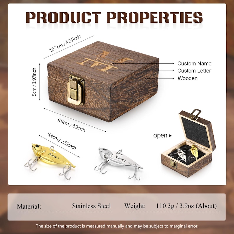 May include: A wooden box with a gold clasp, containing fishing lures. The box is 10.7 cm long and 5 cm high. Two lures are shown, one gold and one silver, with the text "Name 1" and "Name 2" on them. The product is made of stainless steel.