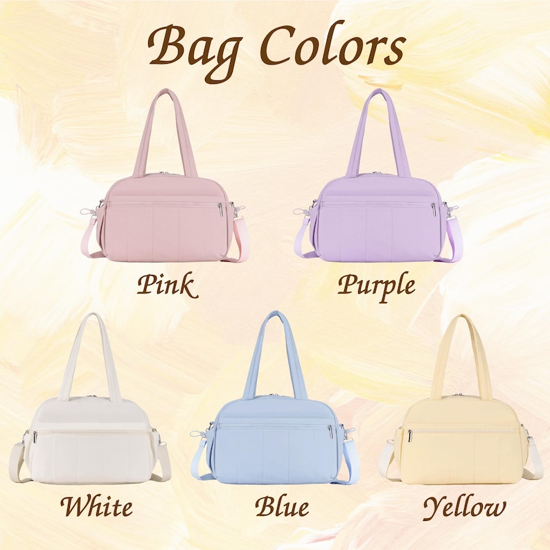Puede incluir: Imagen que muestra cinco bolsos en varios colores: rosa, morado, blanco, azul y amarillo. Cada bolso tiene un asa superior y una correa para el hombro desmontable. El texto "Bag Colors" se muestra en la parte superior, con los nombres de los colores debajo.