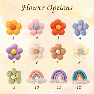 Puede incluir: Una variedad de adornos con forma de flor y arco&iacute;ris con textura de pana en varios colores. La imagen muestra doce opciones, incluyendo flores amarillas, rosas, naranjas, azules, moradas, crema y marrones, y tres dise&ntilde;os de arco&iacute;ris con flecos.