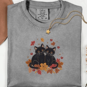 Black Cat Shirt Fall Leaves Tee Cute Autumn Kitty Graphic Top Cozy Halloween Style Gift For Cat Lovers Women Seasonal Outfit