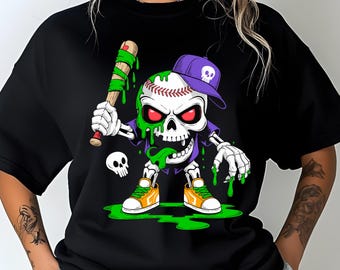 Könnte beinhalten: Schwarzes T-Shirt mit einem Cartoon-Skelett-Baseballspieler, der einen Schläger hält. Das Skelett trägt eine lila Baseballkappe und orangefarbene Turnschuhe. Grüner Schleim tropft vom Kopf und den Händen. Ein kleiner Totenkopf ist ebenfalls vorhanden.