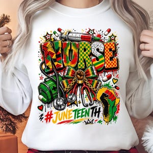Puede incluir: Una sudadera blanca con un estampado gráfico que muestra la palabra NURSE en patrones rojos, amarillos, verdes y negros. El diseño incluye una jeringa, un estetoscopio, un maletín médico, un lazo con un puño alzado y el texto #JUNETEENTH.