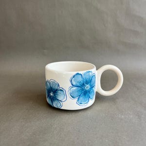 Taza de cerámica pintada a mano – 250 ml – Taza de café con flores azules – Vaso único de cerámica artesanal