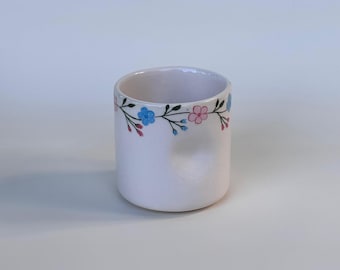 Taza de cerámica hecha a mano con detalles florales pintados a mano