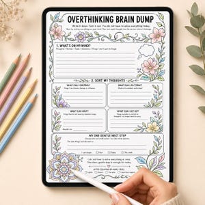 Puede incluir: Una tableta digital que muestra una página de planificador Overthinking Brain Dump con bordes florales. La plantilla incluye secciones para organizar pensamientos, identificar el control y definir un siguiente paso, decorada con flores en tonos pastel.