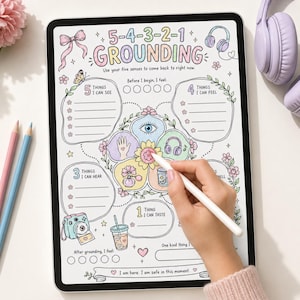 Op de afbeelding: Een digitale tablet met een 5-4-3-2-1 aardingsoefening werkblad met pastelkleurige illustraties van een bloem, oog, hand, koptelefoon, parfumflesje en drankje. Het werkblad bevat tekstuele aanwijzingen voor mindfulness en zintuiglijke bewustwording.