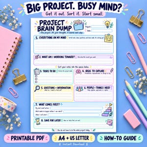 Könnte beinhalten: Eine druckbare Project Brain Dump Planerseite mit Abschnitten für Aufgaben, Ideen, Fragen und Personen. Das Dokument enthält farbige Überschriften, Symbole und Zeilen zum Schreiben. Es ist umgeben von Bürobedarf, darunter ein rosa Notizbuch, Stifte, Büroklammern und Binder-Clips auf blauem Hintergrund.
