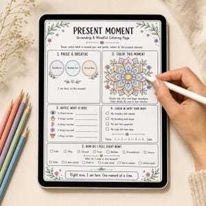 Peut inclure: Une tablette numérique affichant une page de coloriage de pleine conscience intitulée Present Moment, avec cinq sections incluant des exercices de respiration, un mandala, des invites sensorielles, des bilans corporels et un suivi d'humeur.