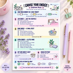 Puede incluir: Una lista de verificación impresa titulada Choose Your Energy Bedroom Reset con siete secciones. El documento presenta colores pastel, ilustraciones de un gato, ropa y plantas, con casillas de verificación para tareas diarias y niveles de energía.