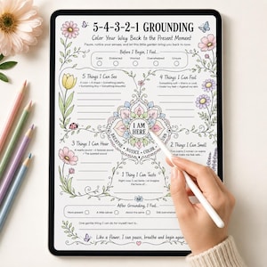Puede incluir: Una tableta digital que muestra una hoja de trabajo de mindfulness 5-4-3-2-1 con ilustraciones florales y textos guía. La pantalla incluye secciones para observaciones sensoriales, un mandala central y casillas de verificación.