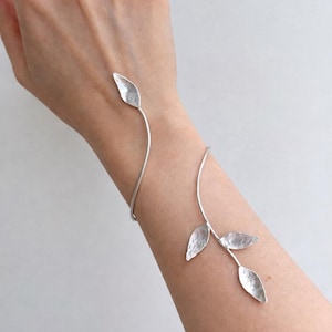 Brazalete de mano con hoja de oro, joyería minimalista