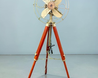Ventilatore da pavimento industriale retrò con finitura in ottone.