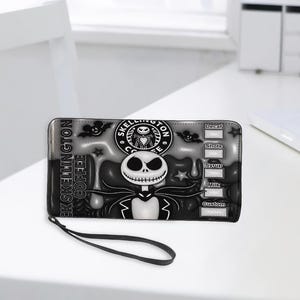 Op de afbeelding: Een witte keramische mok met een zwart handvat en de tekst "But First, Coffee" in een zwarte, vette letter. De mok staat op een wit oppervlak.