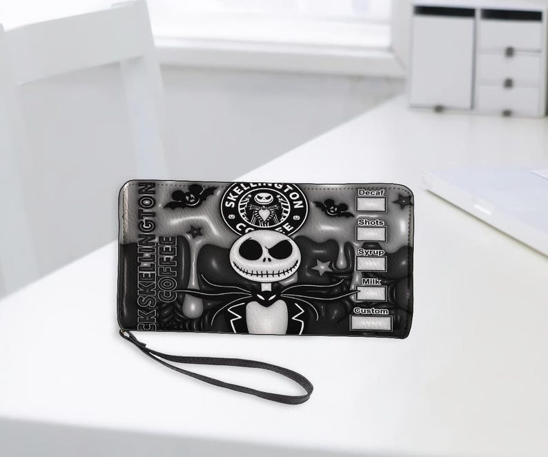 Op de afbeelding: Een witte keramische mok met een zwart handvat en de tekst "But First, Coffee" in een zwarte, vette letter. De mok staat op een wit oppervlak.