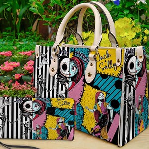 K&ouml;nnte beinhalten: Ein Handtaschen- und Geldb&ouml;rsen-Set mit einem farbenfrohen Patchwork-Design mit Charakteren aus "The Nightmare Before Christmas". Die Handtasche hat cremefarbene Griffe und eine rechteckige Form. Die Geldb&ouml;rse ist rechteckig mit einem Rei&szlig;verschluss.