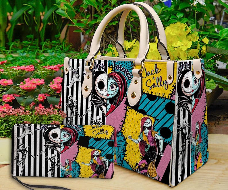 K&ouml;nnte beinhalten: Ein Handtaschen- und Geldb&ouml;rsen-Set mit einem farbenfrohen Patchwork-Design mit Charakteren aus "The Nightmare Before Christmas". Die Handtasche hat cremefarbene Griffe und eine rechteckige Form. Die Geldb&ouml;rse ist rechteckig mit einem Rei&szlig;verschluss.