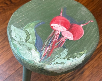 Taburete de tres patas estilo granja pintado a mano con forma de rábano