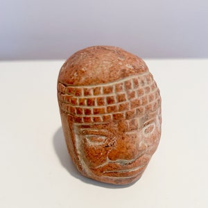 Scultura di testa olmeca d'epoca in argilla rossa, figura in terracotta