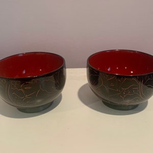 黒と赤の漆器鉢 日本の生け花デザイン 花