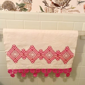 Toalla de invitados de lino bordada a mano vintage con borlas rosas