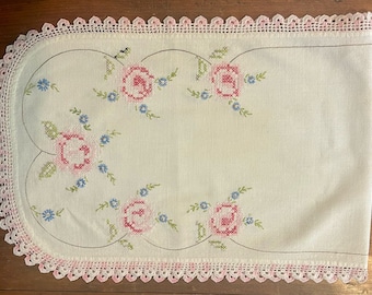 手刺繍のピンクのテーブルクロス：花柄のつる模様の手縫いリネン