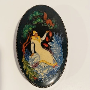 Caja de laca de estilo ruso Palekh pintada a mano con forma de zorro en un árbol
