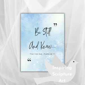 Puede incluir: Una impresión rectangular con el texto "Be Still And Know... That I Am God. Salmos 46:10" en escritura negra sobre un fondo de acuarela azul claro. Un gráfico de paloma blanca está en la esquina inferior derecha.