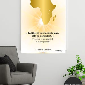 Peut inclure: Une affiche numérique avec une silhouette dorée du continent africain sur un fond lumineux. Elle contient une citation de Thomas Sankara : « La liberté ne s'octroie pas, elle se conquiert. »