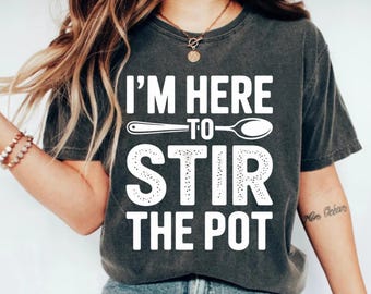 I’m Here to Stir the Pot PNG, Funny Cooking Quote, Chef Humor Digital Download for Shirts, Mugs & Kitchen Gifts